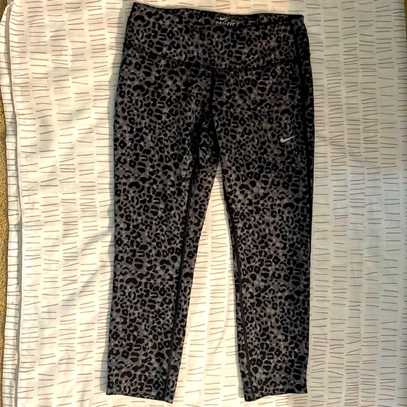 Nike dri fit gray and black leopard print capri leggings with back pocket - Picture 2 of 7